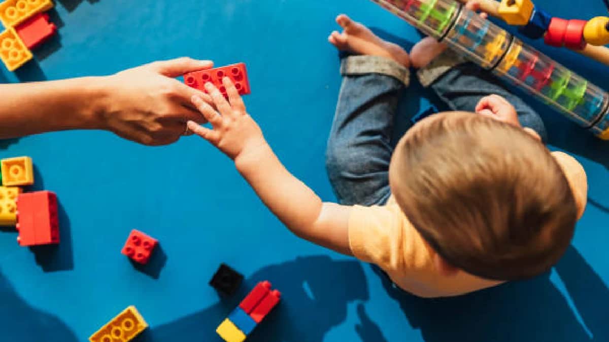 Dan ocho años de cárcel a empleada de una guardería que maltrató a 21 bebés en Londres, Reino Unido