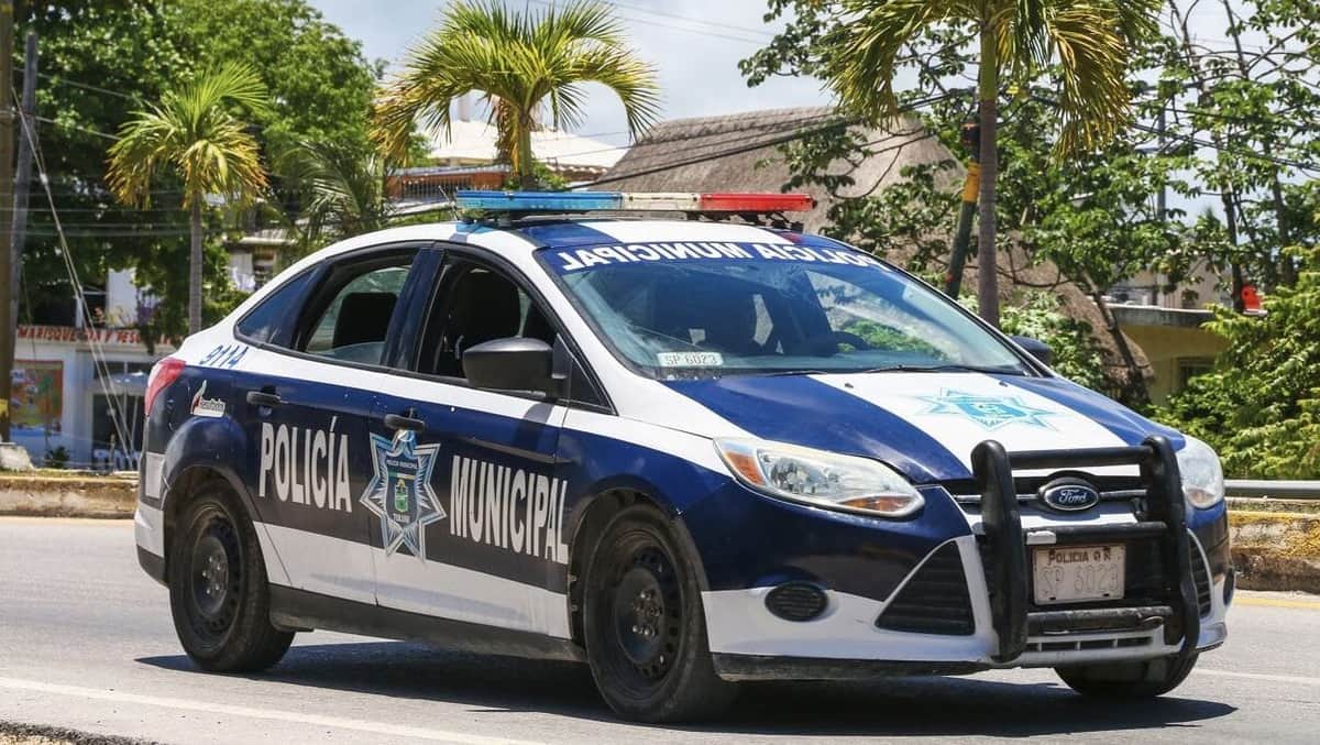 Denuncian turistas de Estados Unidos extorsión de policías de Tulum con terminal bancaria