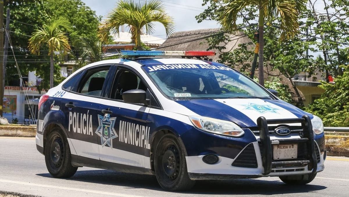 Denuncian turistas de Estados Unidos extorsión de policías de Tulum con terminal bancaria