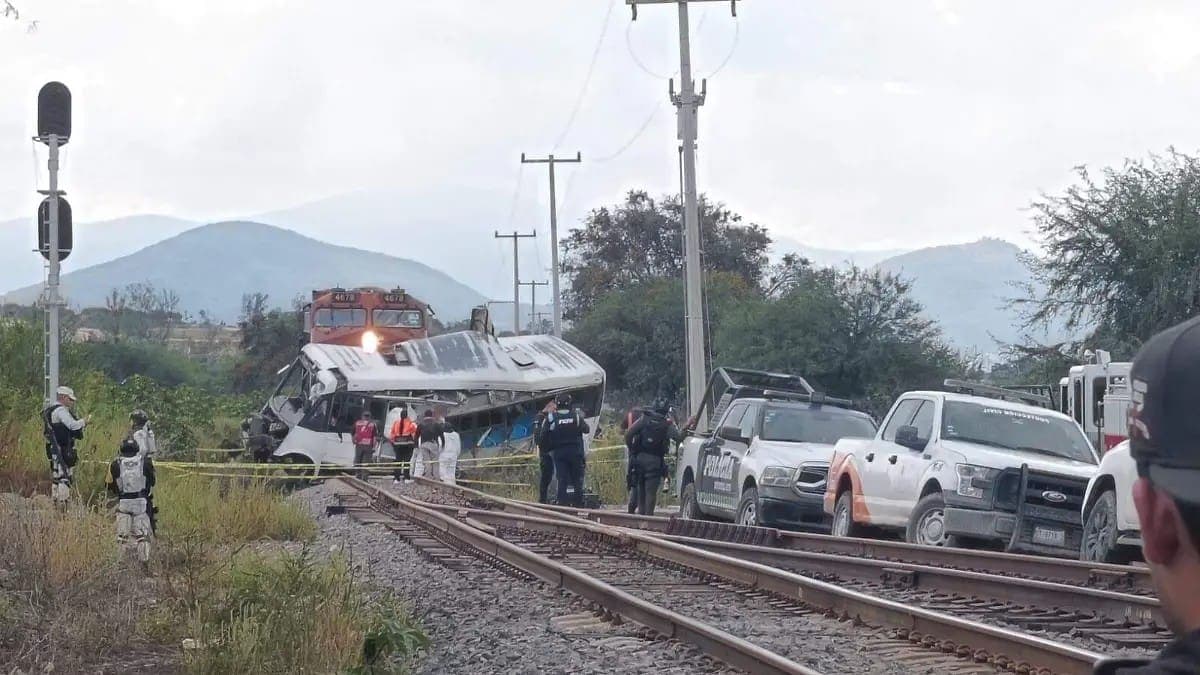 Choque entre camión de pasajeros y tren deja cinco muertos y varios heridos en Comonfort, Guanajuato