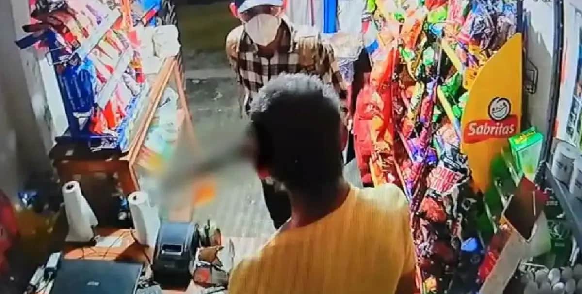 Video: Adulto mayor es atacado con machete durante asalto en Montemorelos, Nuevo León