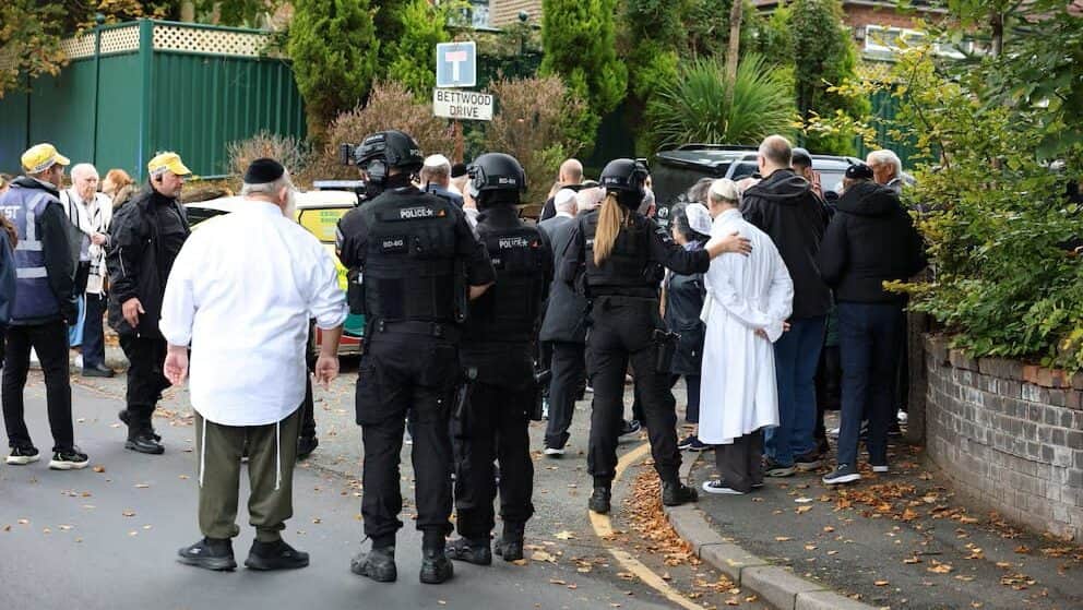 Video: Ataque con cuchillo en una sinagoga deja al menos tres muertos en Mánchester, Inglaterra