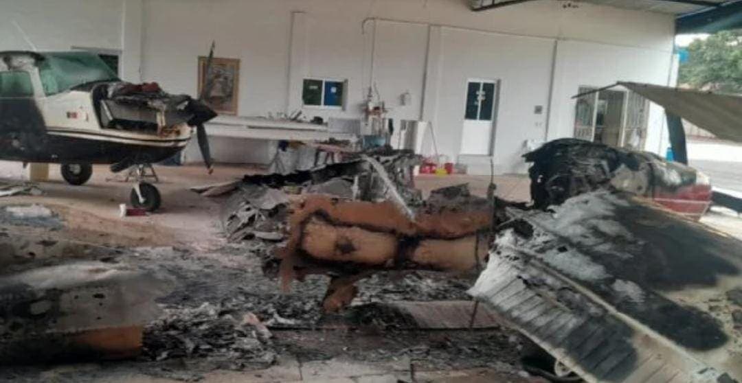 Incendian avioneta en autopista privada de Parácuaro, Michoacán; Fiscalía atribuye el ataque al CJNG