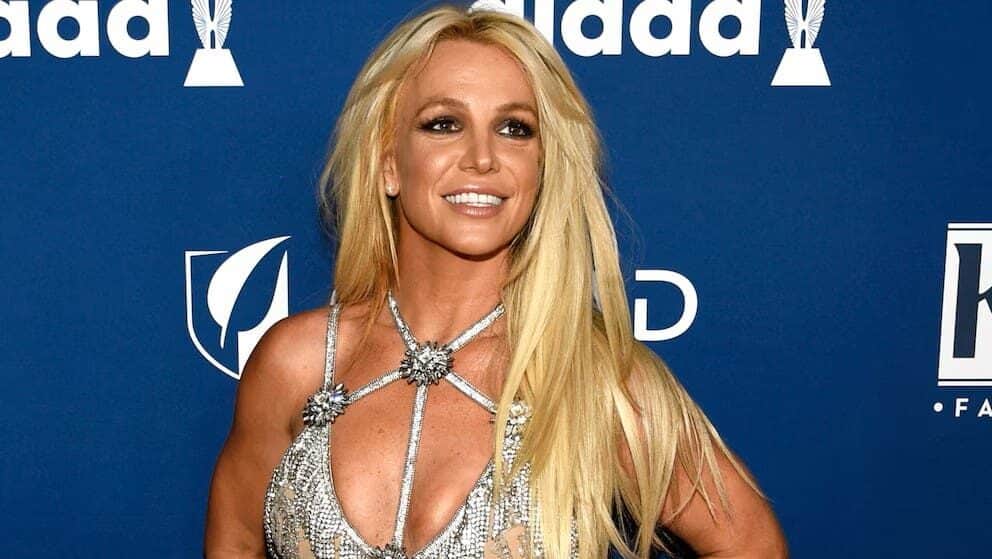 Video: Britney Spears se lesiona la rodilla tras caer por unas escaleras