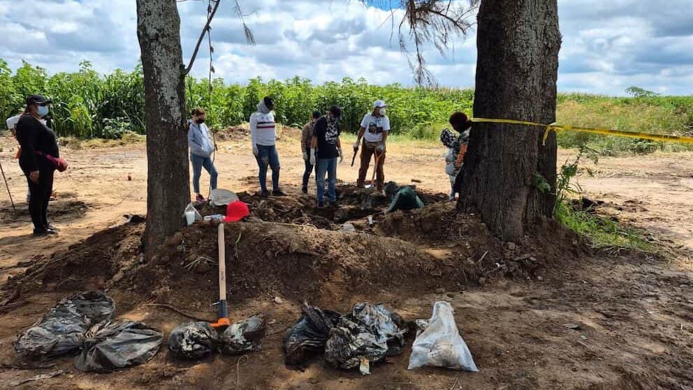 Encuentran 89 bolsas con restos humanos en una fosa clandestina de Zapopan, Jalisco