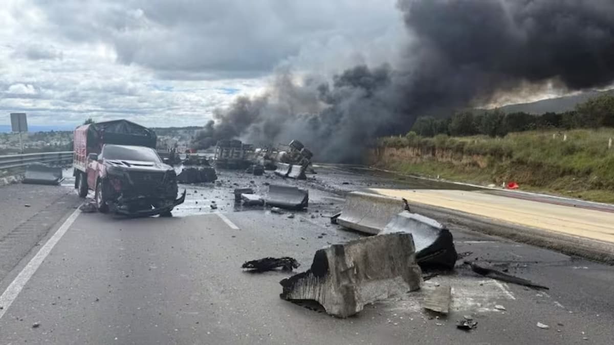Video: Explota pipa de combustible tras volcarse en la autopista México-Puebla