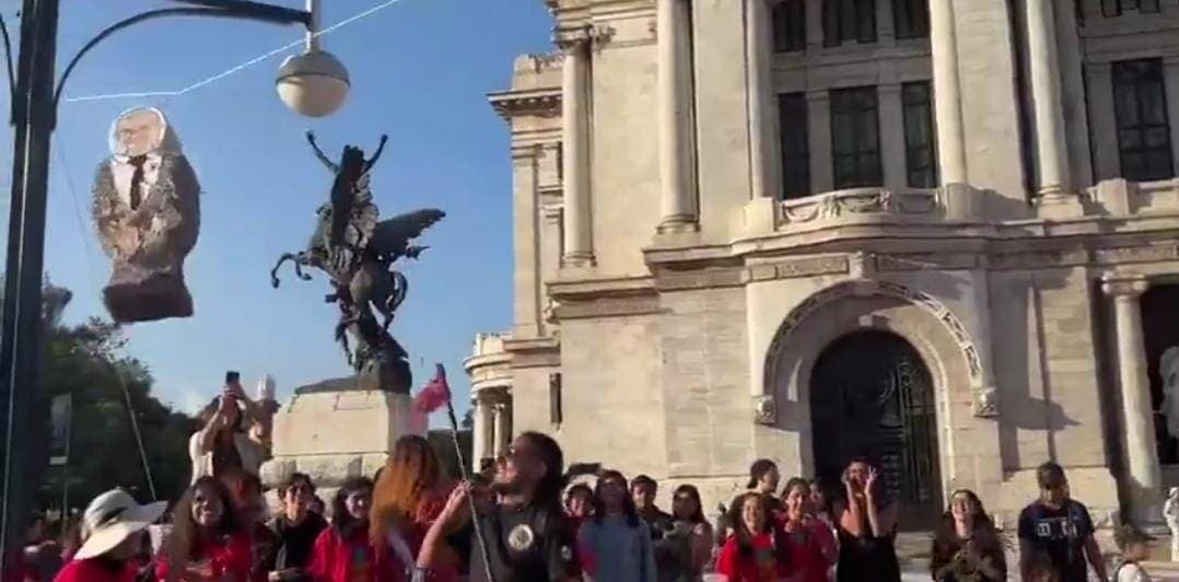 Video: Golpean piñata de Salinas Pliego en Bellas Artes en Cdmx; exigen que pague sus impuestos
