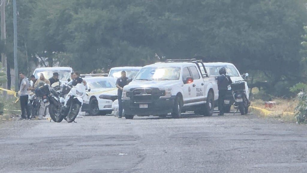 Abandonan cuatro cuerpos dentro de una camioneta en Nezahualcóyotl, Edomex