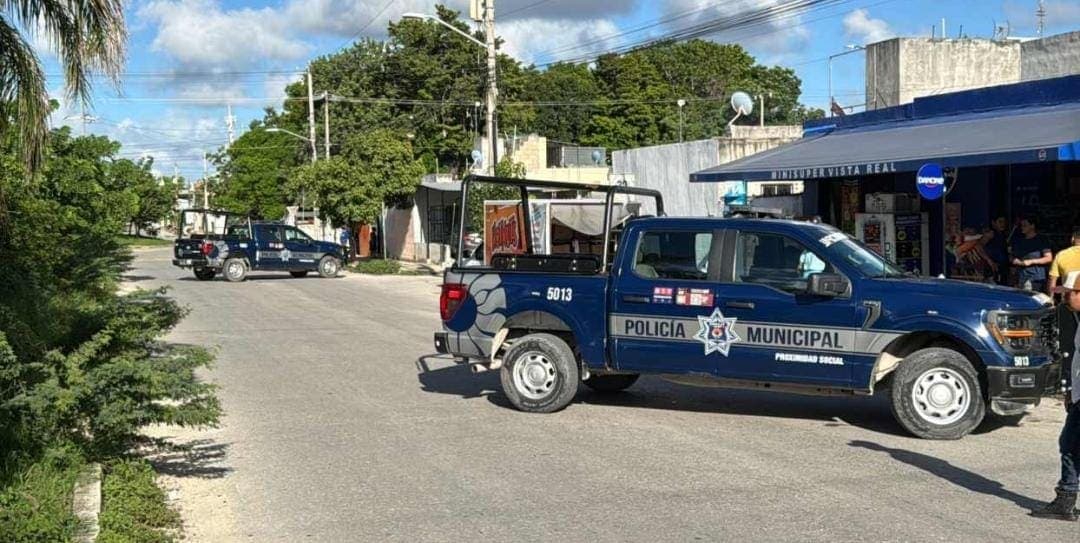 Sujetos a bordo de un mototaxi matan a pareja frente a sus hijos en Vista Real en Cancún