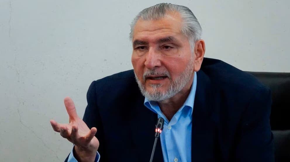 Video: Sorprenden al senador Adán Augusto leyendo resultados de futbol en medio del debate por inundaciones