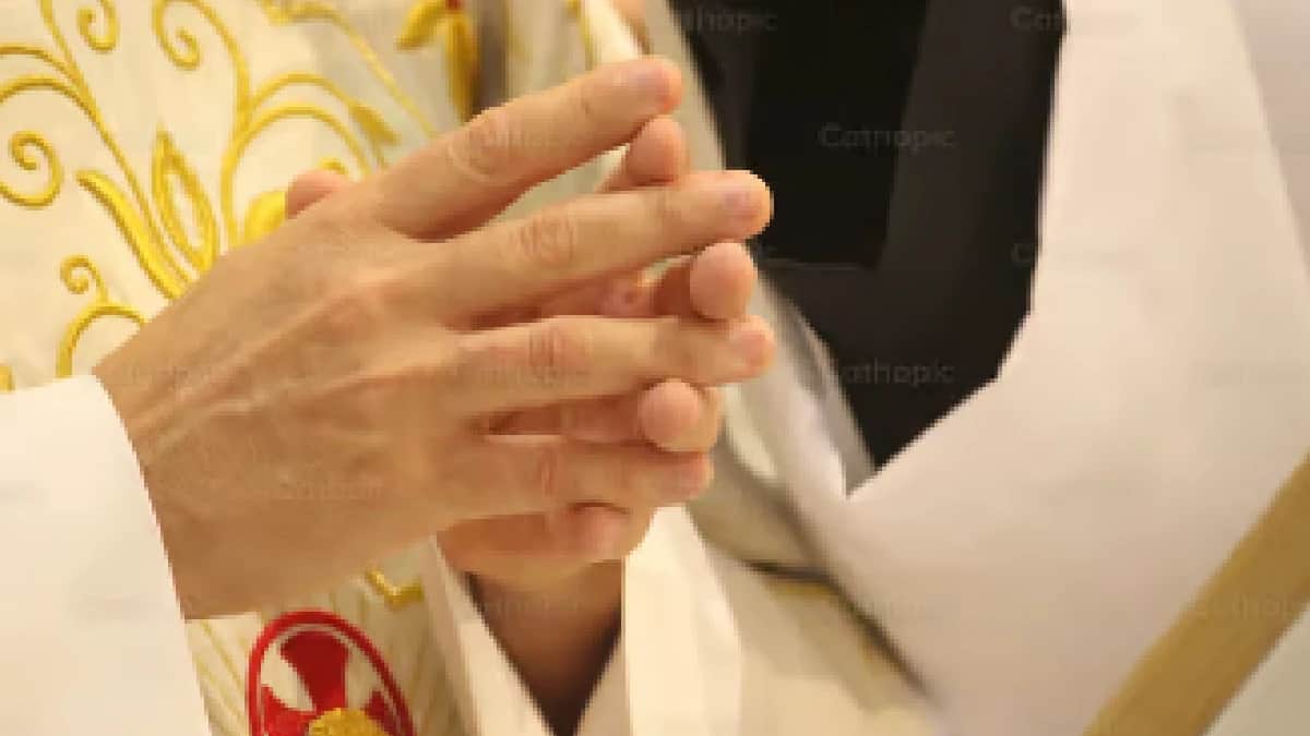 Video: Descubren a sacerdote teniendo relaciones con una joven dentro de una iglesia en Brasil