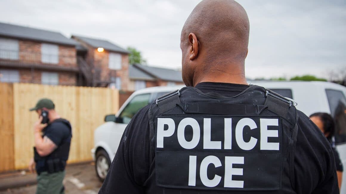 Arrestan a mexicano por ofrecer dinero en TikTok por asesinar a agentes del ICE en Dallas