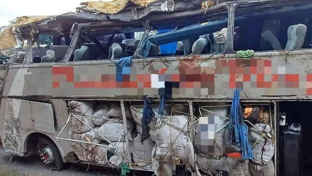 Mueren al menos 16 personas tras volcadura de un autobús en Brasil