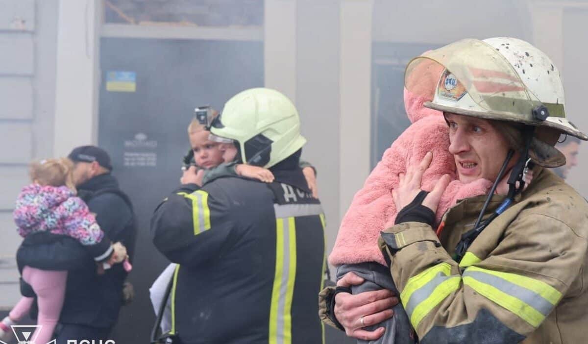 Video: Mueren varios niños tras bombardeo de Rusia a una guardería en Járkov, Ucrania