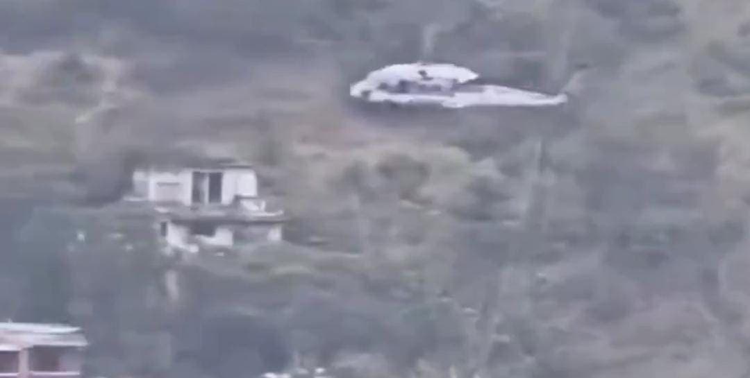 Video: Viento de helicóptero que transportaba víveres arranca techos de viviendas en Hidalgo