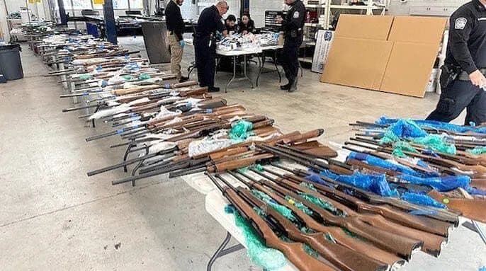 Detienen a padre e hijo en Texas por intentar ingresar al menos 400 armas a México