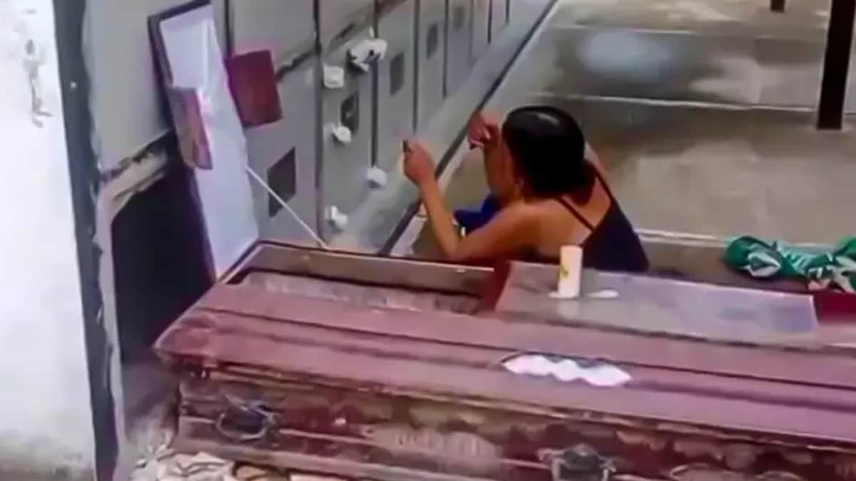Video: Mujer desentierra el cadáver de su novio para bañarlo en Colombia