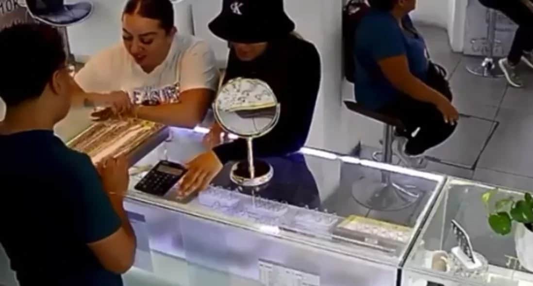 Video: Captan a mujeres robando una cadena de 50 mil pesos en una joyería en Puebla