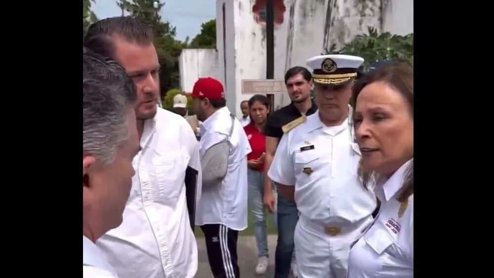 Video: Rocío Nahle regaña a funcionario en público por firmar documentos sin su autorización en Veracruz