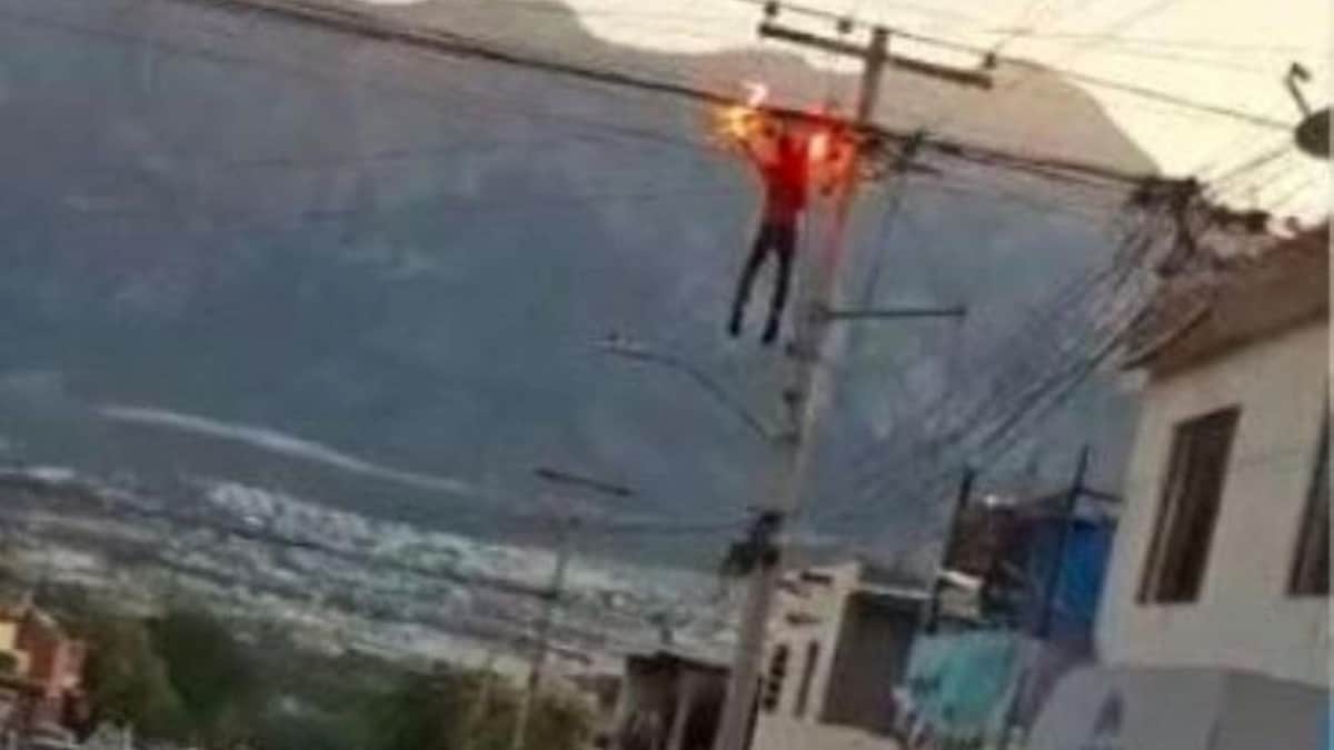 Video: Hombre termina electrocutado tras escalar un poste de luz en Santa Catarina, Nuevo León