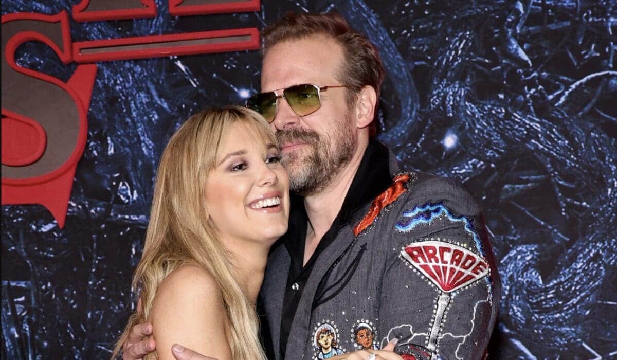 Millie Bobby Brown denuncia por acoso a David Harbour, su compañero en "Stranger Things"