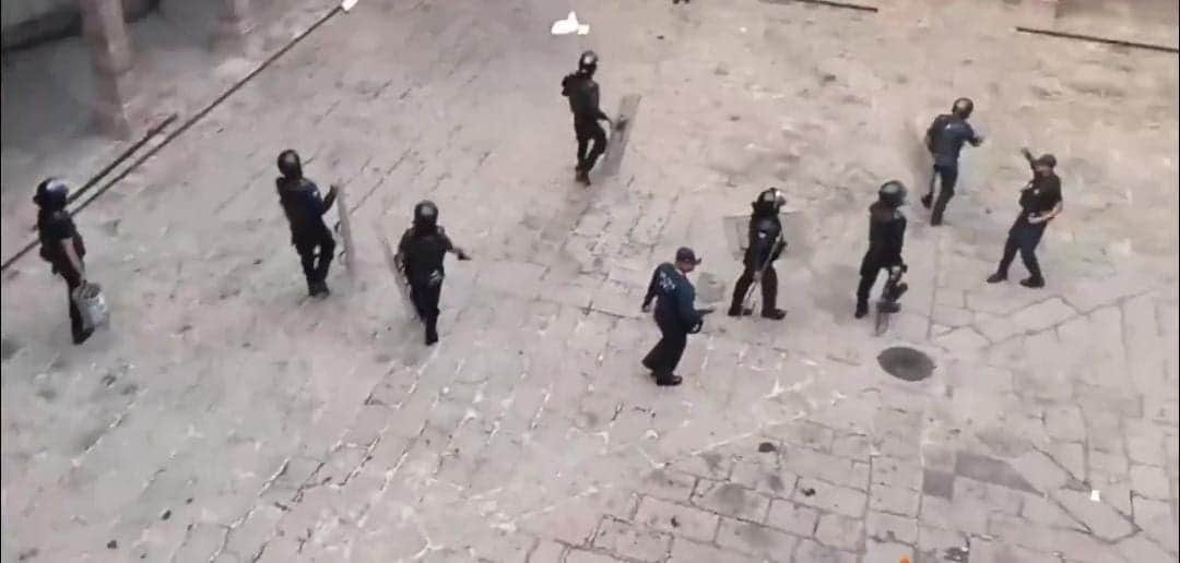 Video: Policías de Michoacán reprimen protestas por asesinato de edil de Uruapan; agreden a ciudadanos y prensa