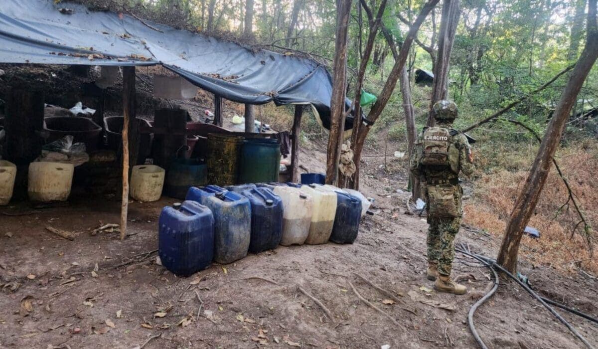 Ejército asegura narcolaboratorio y equipo bélico en Culiacán, Sinaloa