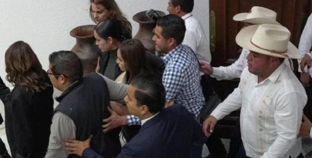 Encapuchado quiso ingresar a Congreso de Michoacán en toma de posesión de Grecia Quiroz, edil de Uruapan