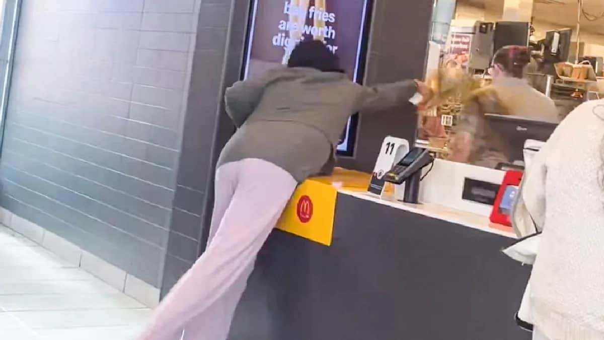 Video: Mujer arroja café hirviendo a empleada de un McDonald’s en Estados Unidos