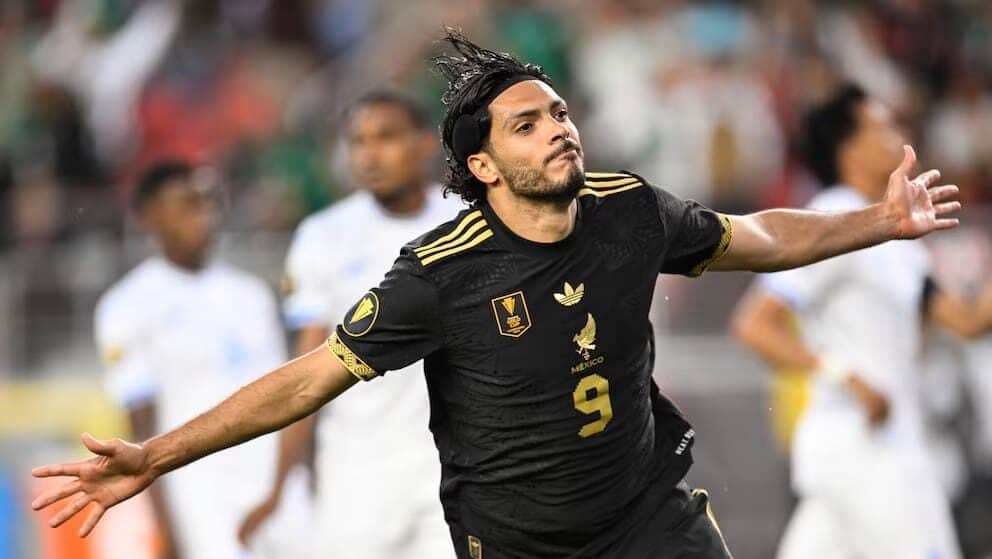 Video: Recibe mexicano Raúl Jiménez premio de la Concacaf por anotar el mejor gol del 2025