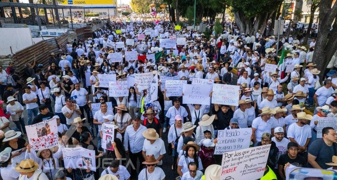 Ciudadanos marchan para exigir la paz en Uruapan, Michoacán tras asesinato de Carlos Manzo