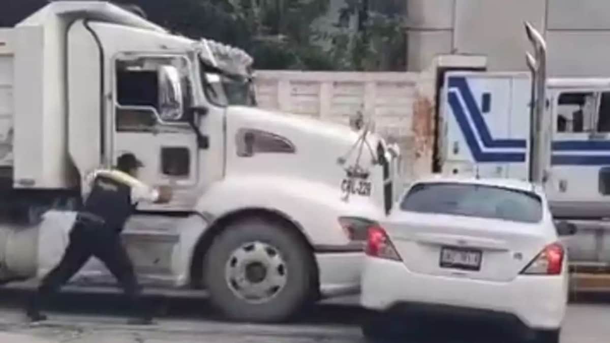 Video: Volquete arrastra a un vehículo en la entrada de Puerto Morelos