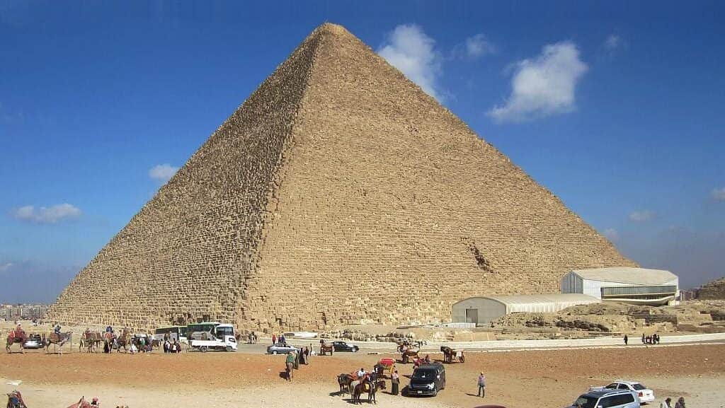 Detienen a tres turistas por tomarse fotos desnudos en las pirámides de Egipto