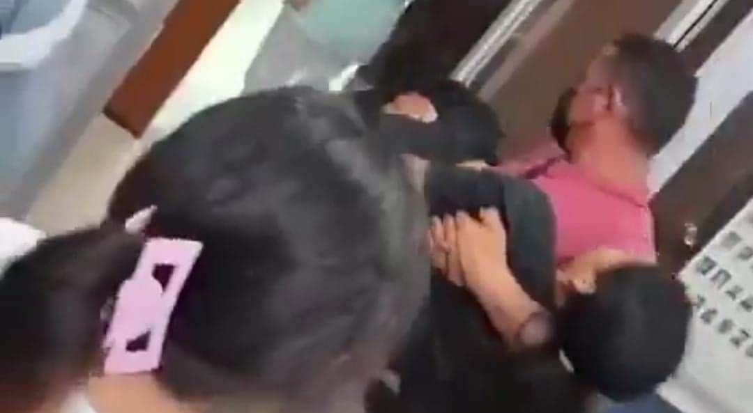 Video: Mujer se desmaya en IMSS de Cancún tras esperar varias horas para ser atendida