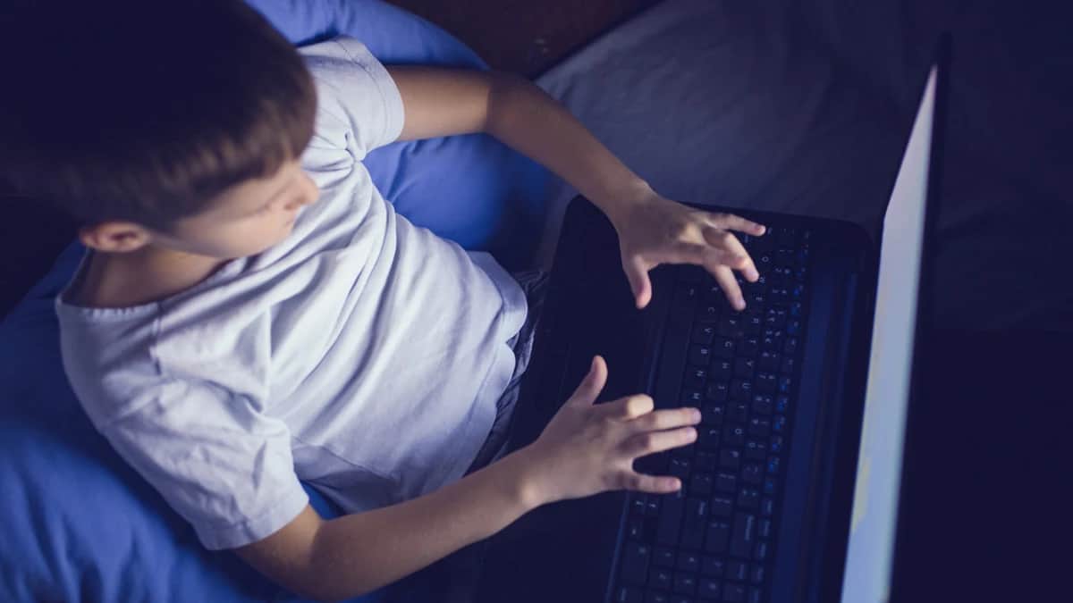 Adolescente crea fotos explícitas de 400 compañeros de clase con IA para venderlas en internet en Zacatecas