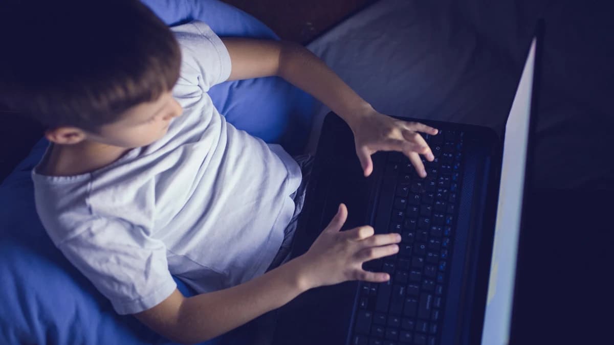 Adolescente crea fotos explícitas de 400 compañeros de clase con IA para venderlas en internet en Zacatecas