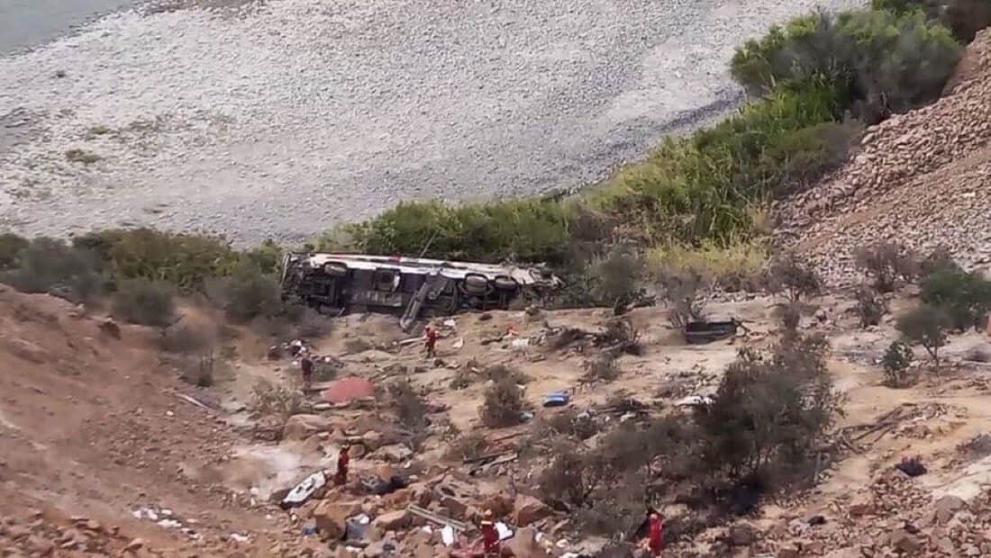 Video: Mueren 37 personas tras caer un autobús de pasajeros por un abismo en Perú