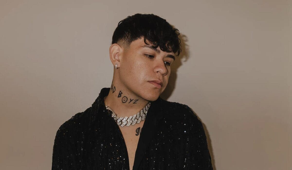 Junior H comparece ante la Fiscalía de Jalisco por presunta apología del delito