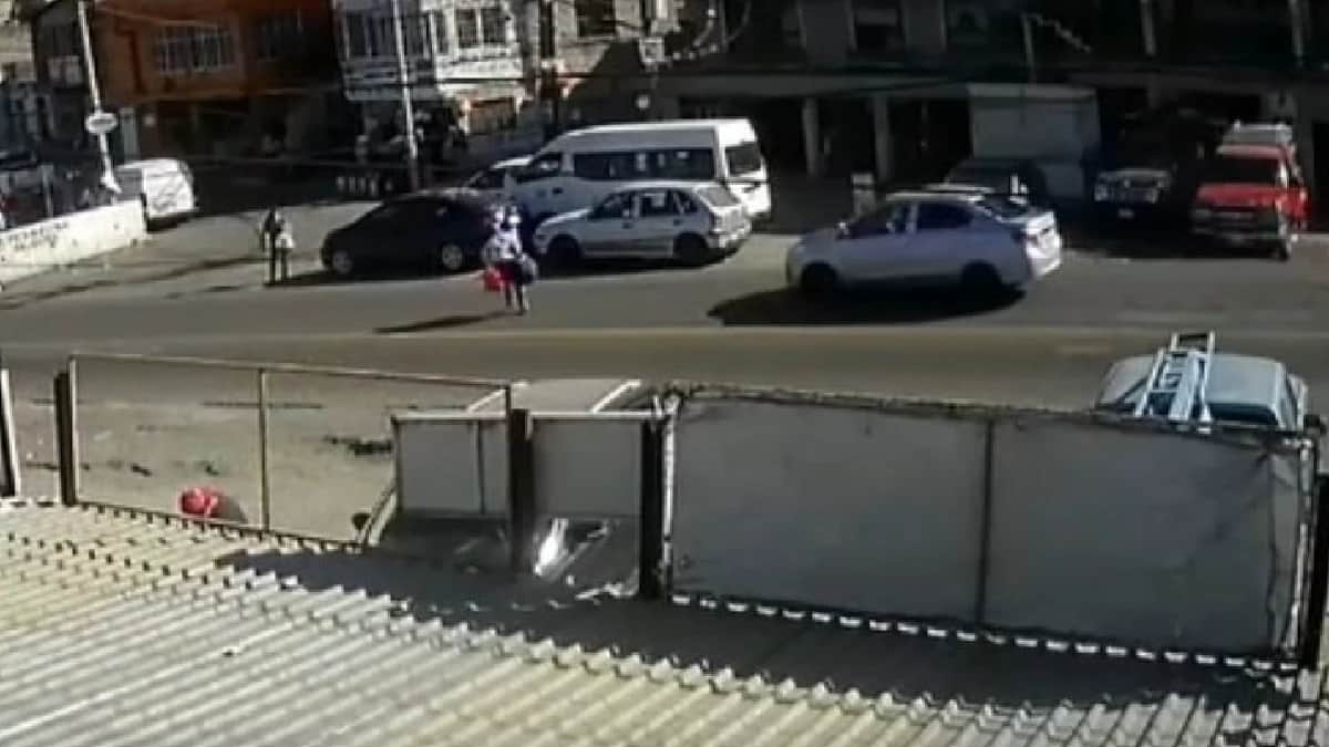 Video: Muere adulto mayor al ser atropellado mientras cruzaba una calle en Naucalpan, Edomex