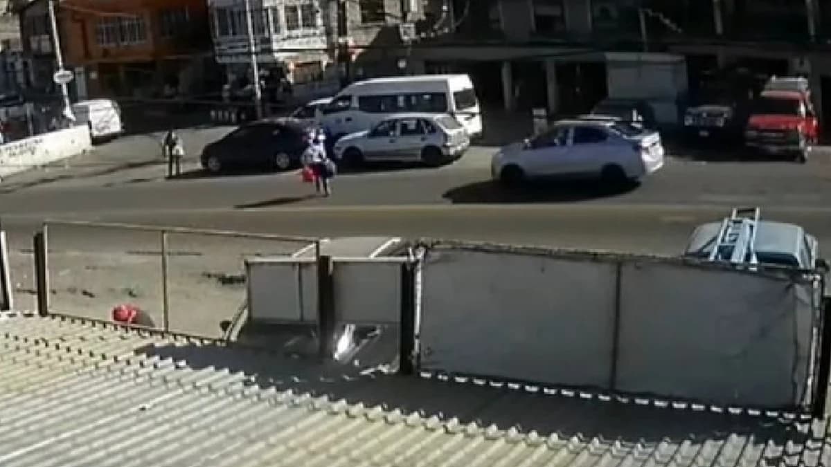 Video: Muere adulto mayor al ser atropellado mientras cruzaba una calle en Naucalpan, Edomex