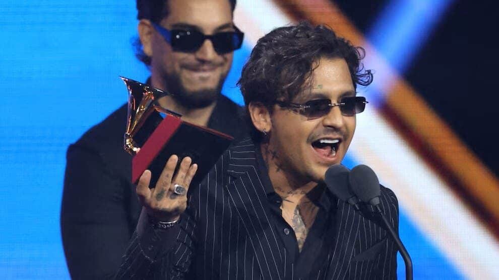 Video: Critican a Christian Nodal tras no mencionar a Ángela Aguilar en su discurso en el Latin Grammy 2025