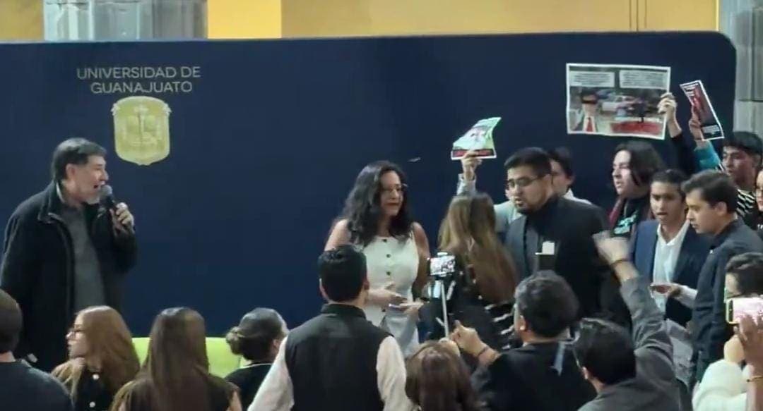 Video: Universitarios abuchean y cuestionan a Fernández Noroña durante evento en Guanajuato