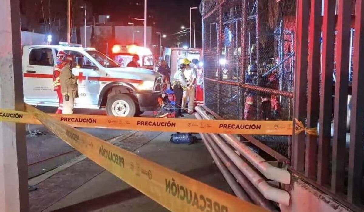 Rescatan a tres personas en situación de calle que cayeron 35 metros en una obra abandonada en Zapopan, Jalisco