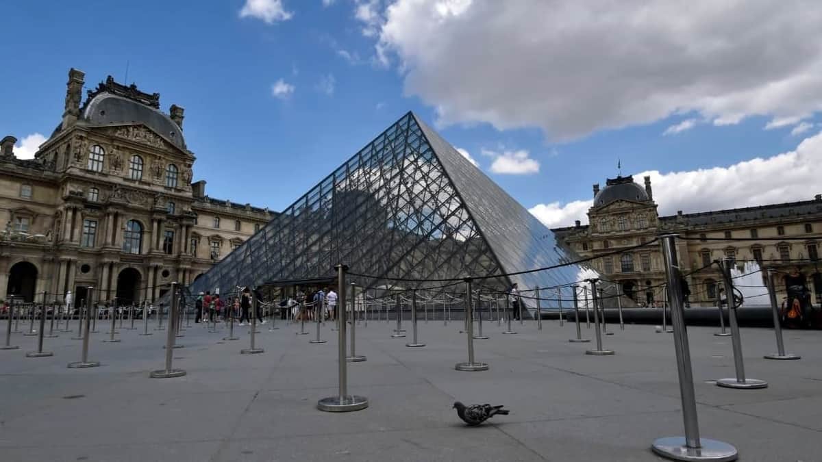 Video: Tiktokers burlan la seguridad del Louvre y cuelgan un cuadro suyo cerca de la Mona Lisa