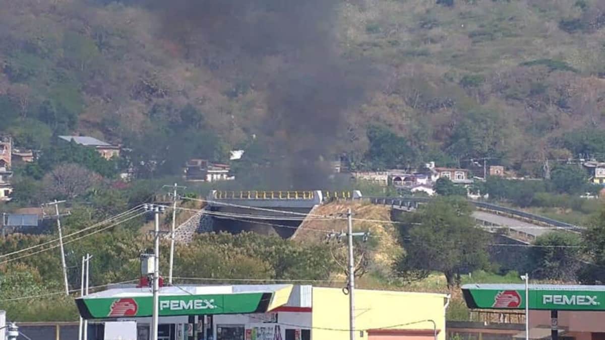 Miembros del crimen organizado atacan a agentes federales y realizan bloqueos en Michoacán