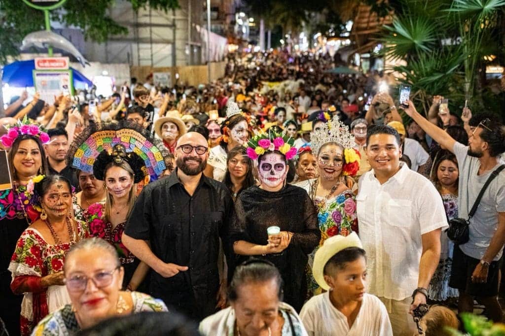 Abarrotan la Quinta Avenida de Playa del Carmen en desfile “U Xiímbal Pixano’ob. Paseo de los Pixanes”