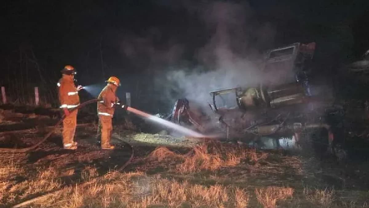 Conductor de tráiler muere calcinado tras volcarse en Lerdo, Durango