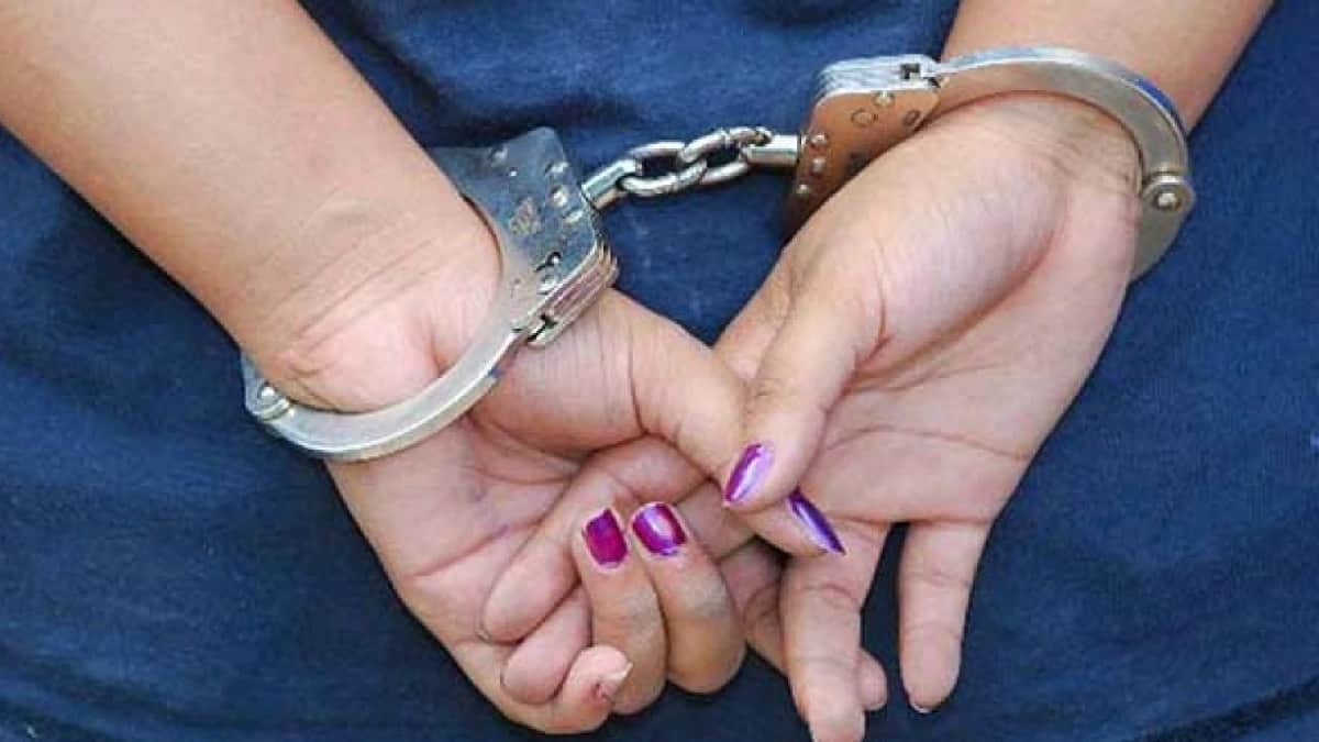 Detienen a mujer que robaba en semáforos en Querétaro