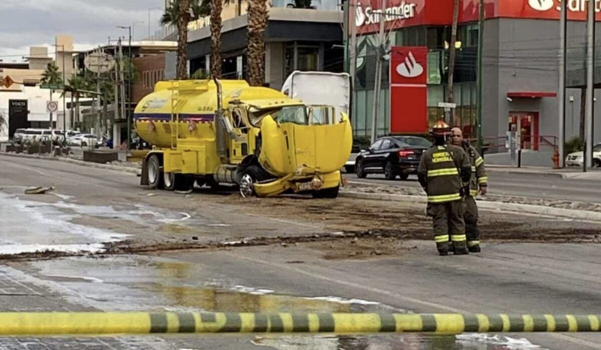 Video: Robo de pipa de gasolina provoca persecución policiaca en Hermosillo, Sonora