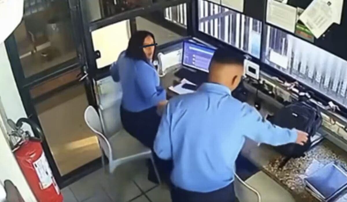 Video: Casi la mata: hombre ataca a su compañera de trabajo con un casco de motocicleta en Brasil